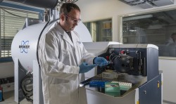 Dr. Florin Musat am ultrahochauflösenden Massenspektrometer im UFZ. Dieses Gerät ist wichtiger Bestandteil der Technologieplattform ProVIS, die Forschern weltweit die Möglichkeit zu mikroskopischen Einblicken in Zellen und ihre räumliche Anordnung bietet. Foto: UFZ / André Künzelmann