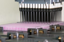Automatisierte Pipettierplattform zur Vorbereitung von Hochdurchsatz-Biotests Foto: ©Bodo Tiedemann
