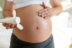 Die Nutzung von parabenhaltigen Cremes kann Folgen für Schwangere haben. Foto: Blue Planet Studio/Adobe Stock