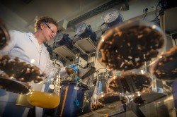 Marcell Nikolausz testet im Labor, wie die Biogasproduktion über die Fütterungsfrequenz gesteuert werden kann. Foto: UFZ / André Künzelmann Marcell Nikolausz testet im Labor, wie die Biogasproduktion über die Fütterungsfrequenz gesteuert werden kann. Foto: UFZ / André Künzelmann