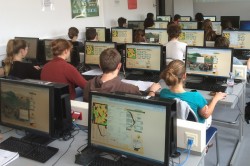 Studentengruppe beim Online-Spiel LandUse. Dabei schlüpfen sie in die Rollen von Politikern und steuern mittels verschiedener Politikmaßnahmen, was mit und in einem Land passiert. Foto: UFZ / Ralf Seppelt Studentengruppe beim Online-Spiel LandUse. Dabei schlüpfen sie in die Rollen von Politikern und steuern mittels verschiedener Politikmaßnahmen, was mit und in einem Land passiert. Foto: UFZ / Ralf Seppelt