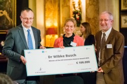 Preisverleihung in Brüssel. V.l.n.r.: Dr. Nicolas Cudré-Mauroux (Solvay), Dr. Wibke Busch (UFZ), Dr. Bruno Hubesch (LRI) Foto: LRI Preisverleihung in Brüssel. V.l.n.r.: Dr. Nicolas Cudré-Mauroux (Solvay), Dr. Wibke Busch (UFZ), Dr. Bruno Hubesch (LRI) Foto: LRI
