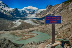 Die Pasterze unterhalb des Großglockners (nicht im Bild) ist der größte Gletscher Österreichs. Seit Beginn der Industrialisierung hat sie ungefähr die Hälfte der Eisfläche verloren. Foto: JanJBrand/iStockphoto