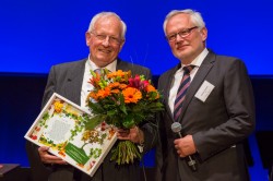 UFZ-Geschäftsführer Prof. Georg Teutsch (re.) würdigt die Leistung von Gründungsdirektor Prof. Peter Fritz und gratuliert ihm nachträglich zu seinem 80. Geburtstag. Foto: Klaus-Dieter Sonntag