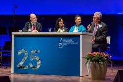 Umweltchemikerin Prof. Beate Escher (2.v.l.), Volkswirtin Dr. Mi-Yong-Lee (2.v.re.) und Agrarökologe Prof. Josef Settele (re.) berichten von ihrer aktuellen wissenschaftlichen  Arbeit im UFZ. Links im Bild: Moderator Jan-Martin Wiarda. Foto: Klaus-Dieter Sonntag