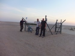 Dr. Jan Friesen (UFZ), Dr. Thomas Müller (UFZ) und Nils Michelsen (TU Darmstadt) installieren bis Ende Juni im Oman sieben Autosampler. Foto: UFZ / André Künzelmann Dr. Jan Friesen (UFZ), Dr. Thomas Müller (UFZ) und Nils Michelsen (TU Darmstadt) installieren bis Ende Juni im Oman sieben Autosampler. Foto: UFZ / André Künzelmann