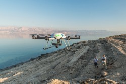 Oktokopter liefern Luft- und Thermalbilder mit einer sehr guten räumlichen Auflösung. Die Forscher nutzen sie, um digitale Geländemodelle zu erstellen oder unterirdische Grundwasserzuflüsse zu identifizieren. Foto: UFZ / André Künzelmann