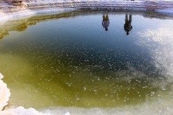 Schwimmende Salzkristalle auf der Wasseroberfläche einer Doline am Toten Meer. Foto: Eoghan Holohan, GFZ