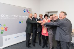 v.l.n.r.: Prof. Dr. Wolfgang E. Fleig (Vorstand UKL), Prof. Dr. Michael Schaefer (Universitätsmedizin), Prof. Dr. Wieland Kiess (UKL/ Leiter LIFE Child), Dr. Eva Maria Stange (Wissenschaftsministerin Sachsen), Prof. Dr. Beate Schücking (Rektorin Uni Leipzig), Prof. Dr. Georg Teutsch (Wiss. Geschäftsführer UFZ), Prof. Dr. Martin von Bergen (UFZ) Foto: Universität Leipzig, Christian Hueller v.l.n.r.: Prof. Dr. Wolfgang E. Fleig (Vorstand UKL), Prof. Dr. Michael Schaefer (Universitätsmedizin), Prof. Dr. Wieland Kiess (UKL/ Leiter LIFE Child), Dr. Eva Maria Stange (Wissenschaftsministerin Sachsen), Prof. Dr. Beate Schücking (Rektorin Uni Leipzig), Prof. Dr. Georg Teutsch (Wiss. Geschäftsführer UFZ), Prof. Dr. Martin von Bergen (UFZ) Foto: Universität Leipzig, Christian Hueller