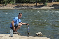 Dr. Norbert Kamjunke vom Magdeburger UFZ-Department Fließgewässerökologie mit YSI-Multiparametersonde am Magdeburger Elbufer auf trockengelegtem Domfelsen. Zwei dieser Sonden sind an Fähren in Westerhüsen bei Magdeburg und in Werben installiert worden, um in den nächsten Wochen Temperatur, pH-Wert, Leitfähigkeit, Trübung, Chlorophyll und Sauerstoffkonzentration im Elbwasser zu messen. Foto: Michael Beyer, UFZ Dr. Norbert Kamjunke vom Magdeburger UFZ-Department Fließgewässerökologie mit YSI-Multiparametersonde am Magdeburger Elbufer auf trockengelegtem Domfelsen. Zwei dieser Sonden sind an Fähren in Westerhüsen bei Magdeburg und in Werben installiert worden, um in den nächsten Wochen Temperatur, pH-Wert, Leitfähigkeit, Trübung, Chlorophyll und Sauerstoffkonzentration im Elbwasser zu messen. Foto: Michael Beyer, UFZ