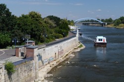 Elbufer bei Niedrigwasser am 24. Juli 2018. Pegelanzeige in der Nähe der Magdeburger Strombrücke. Foto: Michael Beyer, UFZ Elbufer bei Niedrigwasser am 24. Juli 2018. Pegelanzeige in der Nähe der Magdeburger Strombrücke. Foto: Michael Beyer, UFZ
