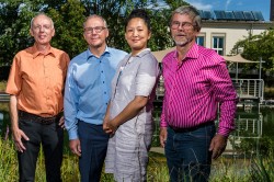 The awardees from left to right: Dr. Manfred van Afferden (UFZ), Prof. Dr. Roland A. Müller (UFZ), Dr. Mi-Yong Lee (UFZ) and Wolf-Michael Hirschfeld (BDZ). Photo: André Künzelmann, UFZ The awardees from left to right: Dr. Manfred van Afferden (UFZ), Prof. Dr. Roland A. Müller (UFZ), Dr. Mi-Yong Lee (UFZ) and Wolf-Michael Hirschfeld (BDZ). Photo: André Künzelmann, UFZ