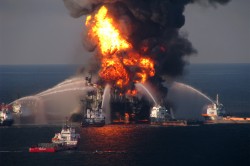 Anstatt giftige Dispersionsmittel könnten künftig Bakterien bei Bekämpfung von Ölkatastrophen helfen. Foto: U.S. Coast Guard Anstatt giftige Dispersionsmittel könnten künftig Bakterien bei Bekämpfung von Ölkatastrophen helfen. Foto: U.S. Coast Guard