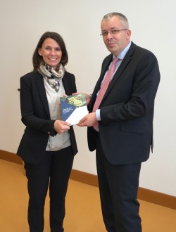 Parlamentarische Staatssekretärin Rita Schwarzelühr-Sutter und Prof. Bernd Hansjürgens Foto: BMU/Christin Heidmann Parlamentarische Staatssekretärin Rita Schwarzelühr-Sutter und Prof. Bernd Hansjürgens Foto: BMU/Christin Heidmann