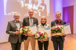 V.l.n.r.: Prof. Dr. Georg Teutsch (Wissenschaftlicher Geschäftsführer des UFZ) mit den Preisträgern Prof. Frank Wätzold (Ökonom, jetzt an der BTU Cottbus), Dr. Karin Johst (theoretische Ökologin) und Dr. Dr. Martin Drechsler (theoretischer Ökologe und Ökonom). Foto: UFZ / Klaus-Dieter Sonntag V.l.n.r.: Prof. Dr. Georg Teutsch (Wissenschaftlicher Geschäftsführer des UFZ) mit den Preisträgern Prof. Frank Wätzold (Ökonom, jetzt an der BTU Cottbus), Dr. Karin Johst (theoretische Ökologin) und Dr. Dr. Martin Drechsler (theoretischer Ökologe und Ökonom). Foto: UFZ / Klaus-Dieter Sonntag
