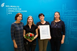 v.l.n.r.: Lehrausbilderin Astrid Rohmer,  Lisa-Marie Bangen, Dr. Sabine Kleinsteuber und Dr. Heike Sträuber (fachliche Mentorinnen) Foto: Martin Schröder, UFZ