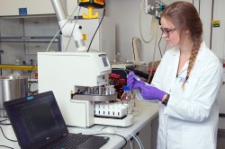 Eine automatisierte Festphasenextraktion erhöht die Reproduzierbarkeit in der Probenvorbereitung. Foto: ©Bodo Tiedemann