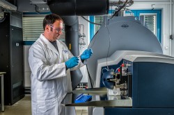 Florin Musat at the ultra-high resolution mass spectrometer. This instrument was essential to unlock the metabolic pathways of Candidatus Argoarchaeum ethanivorans. Photo: André Künzelmann / UFZ