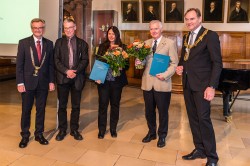 v.l.n.r.: Prof. Hans Wiesmeth (Präsident Sächsische Akademie der Wissenschaften), Prof. Erich Schröger (Prorektor Universität Leipzig), Prof. Evamarie Hey-Hawkins (Preisträgerin), Prof. Frank-Dieter Kopinke (Preisträger), Burkhard Jung (OBM Leipzig). Foto: André Künzelmann / UFZ v.l.n.r.: Prof. Hans Wiesmeth (Präsident Sächsische Akademie der Wissenschaften), Prof. Erich Schröger (Prorektor Universität Leipzig), Prof. Evamarie Hey-Hawkins (Preisträgerin), Prof. Frank-Dieter Kopinke (Preisträger), Burkhard Jung (OBM Leipzig). Foto: André Künzelmann / UFZ