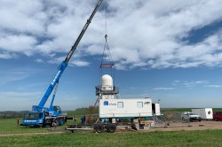 Mobile Messinfrastruktur KITcube: Mithilfe eines Autokrans wird das Niederschlagsradar im Müglitztal/Sachsen installiert. Foto: Andreas Wieser / KIT
