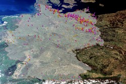Deutschlandweites Auftreten von Blaualgen im Juli/August 2018. Datengrundlage: EOMAP satellitengestütze Cyanobakterien-Analytik (HAB-Indikator, rot und pink = erhöhte Wahrscheinlichkeit; gelb = unkritisch). Foto: Karte: Sentinel-3 Data Deutschlandweites Auftreten von Blaualgen im Juli/August 2018. Datengrundlage: EOMAP satellitengestütze Cyanobakterien-Analytik (HAB-Indikator, rot und pink = erhöhte Wahrscheinlichkeit; gelb = unkritisch). Foto: Karte: Sentinel-3 Data