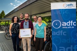 v.l.n.r. Peggy Kirsten (UFZ-Umweltmanagementkoordinatorin), Björn Häberlein (UFZ-Fahrradkoordinator), Robert Strehler (Vorstand ADFC Leipzig), Konrad Krause (ADFC-Landesgeschäftsführer Sachsen), Dr. Sabine König (Administrative Geschäftsführerin UFZ) Foto: Sebastian Wiedling / UFZ