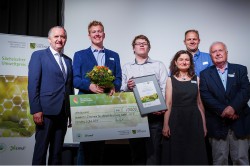 v.l.n.r.: Staatsminister Thomas Schmidt, Marius Längrich (Schüler vom Gustav-Hertz-Gymnasium), Marian Werler (Schüler Wilhelm-Ostwald-Gymnasium), Dr. Sabine König (Administrative Geschäftsführerin des UFZ), Dr. Torsten Lange (Leiter des UFZ-Schülerlabors), Prof. Dr. Hans-Jürgen Hardtke (Vorsitzender des Sächsischen Heimatschutzvereins e. V.). Foto: André Wirsig