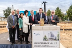 v.l.n.r.: Prof. Rolf Altenburger, Prof. Andreas Schmid, Dr. Sabine König, Dr. Eva-Maria Stange, Prof. Armin Willingmann, Burkhard Jung, MinDirig Wilfried Kraus, Prof. Georg Teutsch Foto: Klaus-Dieter Sonntag v.l.n.r.: Prof. Rolf Altenburger, Prof. Andreas Schmid, Dr. Sabine König, Dr. Eva-Maria Stange, Prof. Armin Willingmann, Burkhard Jung, MinDirig Wilfried Kraus, Prof. Georg Teutsch Foto: Klaus-Dieter Sonntag