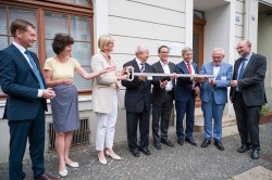 (v.l.): Sachsens Ministerpräsident Michael Kretschmer sowie Wissenschaftsministerin Dr. Eva-Maria Stange, Bundesforschungsministerin Anja Karliczek, Prof. Leszek Pacholski (Uni Breslau), Prof. Ivo Sbalzarini (MPI-CBG und TU Dresden), Prof. Hans Müller-Steinhagen (Rektor TU Dresden), Prof. Georg Teutsch (Wiss. GF UFZ) und Prof. Roland Sauerbrey (Wiss. Direktor HZDR). Foto: HZDR/Paul Glaser (v.l.): Sachsens Ministerpräsident Michael Kretschmer sowie Wissenschaftsministerin Dr. Eva-Maria Stange, Bundesforschungsministerin Anja Karliczek, Prof. Leszek Pacholski (Uni Breslau), Prof. Ivo Sbalzarini (MPI-CBG und TU Dresden), Prof. Hans Müller-Steinhagen (Rektor TU Dresden), Prof. Georg Teutsch (Wiss. GF UFZ) und Prof. Roland Sauerbrey (Wiss. Direktor HZDR). Foto: HZDR/Paul Glaser