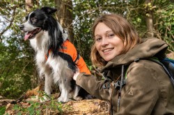 Annegret Grimm-Seyfarth mit Spürhund Zammy Foto: André Künzelmann / UFZ
