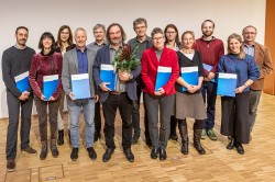 UFZ-Forschungspreisträger 2019 (v.l.n.r.:): Dr. David López Herráez, Annette Schmidt, Dr. Christin Müller, Prof. Rolf Altenburger, Dr. Tobias Schulze, Dr. Werner Brack, Dr. Martin Krauss, Silke Rattei, Janet Krüger, Dr. Wibke Busch, Dr. Andreas Schüttler, Gianina Jakobs, Dr. Ralph Kühne (nicht im Bild: Prof. Beate Escher, Prof. Gerrit Schüürmann) Foto: Klaus-Dieter Sonntag UFZ-Forschungspreisträger 2019 (v.l.n.r.:): Dr. David López Herráez, Annette Schmidt, Dr. Christin Müller, Prof. Rolf Altenburger, Dr. Tobias Schulze, Dr. Werner Brack, Dr. Martin Krauss, Silke Rattei, Janet Krüger, Dr. Wibke Busch, Dr. Andreas Schüttler, Gianina Jakobs, Dr. Ralph Kühne (nicht im Bild: Prof. Beate Escher, Prof. Gerrit Schüürmann) Foto: Klaus-Dieter Sonntag
