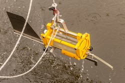 Taking water samples with a horizontal water sampler Photo: André Künzelmann / UFZ
