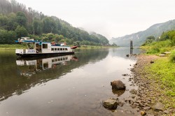 Elbe-Messkampagne Sommer 2019.  Langanhaltende Hitze- und Trockenperioden hatten zu Niedrigstwasserständen in der Elbe geführt. 2020 ist das Wetter bislang nicht so extrem, aber die stark abgesunkenen Grundwasserspiegel der letzten Jahre und relative geringe Niederschläge im Frühjahr führen auch in diesem Jahr zu niedrigen Elbe-Pegeln. Foto: ©André Künzelmann / UFZ