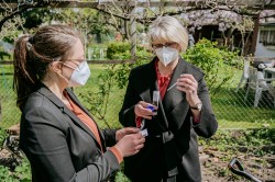 Bundesforschungsministerin Anja Karliczek führt gemeinsam mit Luise Ohmann vom UFZ Bodenuntersuchungen durch. Foto: BMBF/Wissenschaftsjahr Bundesforschungsministerin Anja Karliczek führt gemeinsam mit Luise Ohmann vom UFZ Bodenuntersuchungen durch. Foto: BMBF/Wissenschaftsjahr