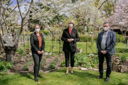 Bundesforschungsministerin Anja Karliczek gibt gemeinsam mit Prof. Hans-Jörg Vogel und Luise Ohmann vom UFZ den Startschuss für die Bürgerforschungsaktion Expedition Erdreich. Foto: BMBF/Wissenschaftsjahr Bundesforschungsministerin Anja Karliczek gibt gemeinsam mit Prof. Hans-Jörg Vogel und Luise Ohmann vom UFZ den Startschuss für die Bürgerforschungsaktion Expedition Erdreich. Foto: BMBF/Wissenschaftsjahr