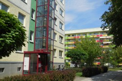 Der überwiegende Teil des Wohnungsbestands in Leipzig-Grünau ist mittlerweile saniert. Entscheidendes Qualitätsmerkmal für die Bewohner:innen ist die Verfügbarkeit eines Aufzugs. Foto: Sigrun Kabisch Der überwiegende Teil des Wohnungsbestands in Leipzig-Grünau ist mittlerweile saniert. Entscheidendes Qualitätsmerkmal für die Bewohner:innen ist die Verfügbarkeit eines Aufzugs. Foto: Sigrun Kabisch