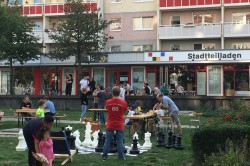 Der Stadtteilladen ist ein Ort der Begegnung. Hier können sich die Bewohner:innen auch über die Entwicklung und die Aktivitäten im Wohngebiet informieren. Foto: Sigrun Kabisch Der Stadtteilladen ist ein Ort der Begegnung. Hier können sich die Bewohner:innen auch über die Entwicklung und die Aktivitäten im Wohngebiet informieren. Foto: Sigrun Kabisch