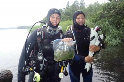 Erfolgreiche Probenahme am Großen Stechlinsee im CS-Projekt Tauchen für den Naturschutz. Foto: Silke Oldorff / NABU BFA Lebendige Seen Erfolgreiche Probenahme am Großen Stechlinsee im CS-Projekt Tauchen für den Naturschutz. Foto: Silke Oldorff / NABU BFA Lebendige Seen