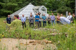 Eröffnung des Gründach-Exponats im Botanischen Garten der Universität Leipzig am 30. Juni durch Bürgermeister Heiko Rosenthal (2.v.r.) und im Beisein von UFZ-Geschäftsführer Rolf Altenburger (4.v.l.). Foto: Wolfgang Teschner Eröffnung des Gründach-Exponats im Botanischen Garten der Universität Leipzig am 30. Juni durch Bürgermeister Heiko Rosenthal (2.v.r.) und im Beisein von UFZ-Geschäftsführer Rolf Altenburger (4.v.l.). Foto: Wolfgang Teschner