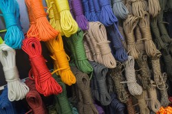 Ein Forschungsteam des UFZ und der Universität Leipzig hat ein Verfahren entwickelt, das dazu beiträgt, die gesamte Produktionskette zur Produktion von Nylon grün zu machen. Foto: DmyTo / AdobeStock