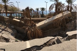 Der Eingangsbereich von Mineral Beach am Toten Meer. Der Einbruchskrater entstand über Nacht, wodurch glücklicherweise niemand zu Schaden kam. Foto: UFZ Der Eingangsbereich von Mineral Beach am Toten Meer. Der Einbruchskrater entstand über Nacht, wodurch glücklicherweise niemand zu Schaden kam. Foto: UFZ