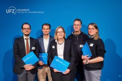 Forschungspreisträger v.l.n.r.: Dr. Danial Esmaeili, Dr. Matthias Jordan, Prof. Dr. Daniela Thrän, Prof. Dr. Stan Harpole und Nora Mittelstädt Foto: André Künzelmann / UFZ Forschungspreisträger v.l.n.r.: Dr. Danial Esmaeili, Dr. Matthias Jordan, Prof. Dr. Daniela Thrän, Prof. Dr. Stan Harpole und Nora Mittelstädt Foto: André Künzelmann / UFZ