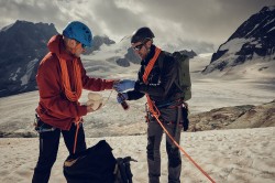 Bergsteiger entnehmen Proben aus einem Gletscher