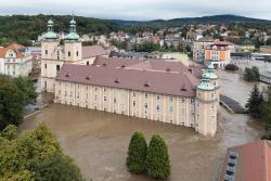 <p>Hochwasser in K?odzko, Polen, im September 2024. Die Glatzer Neiße überflutete das Gelände des Franziskanerklosters. Die Region war von den Überschwemmungen nach Sturm Boris besonders stark betroffen.</p> Foto: Jacek Halicki, CC BY-SA 4.0