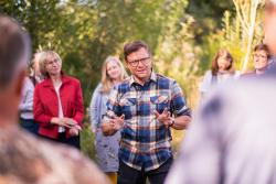 <p>Bundesumweltminister Carsten Schneider an der Gera&nbsp;</p> Foto: P. Runkewitz