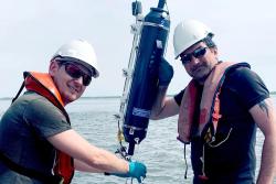 <p>Dušan Materic / UFZ (left) and Helge Niemann (NIOZ) taking samples in the North Atlantic </p> Photo: NIOZ