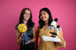 <p>Preisträgerinnen Misha Hegde und Mira Maurer</p> Foto: Stiftung Jugend forscht e. V.