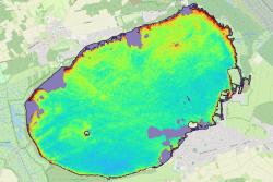 <p>Pixelweise Auswertung einer Satellitenaufnahmen von Sentinel-2 (1 Pixel = 20x20 m) vom 21.09.2020 über dem Steinhuder Meer für Chlorophyll-a als Indikator für das Vorkommen von Algen. Blaue Bereiche: wenig Chlorophyll-a (< 10 µg/L) = wenig Algen. Rote Bereiche: viel Chlorophyll-a > 100 µg/L = Algenblüte)</p> Foto: Prozessierung durch eomapp AQUA
