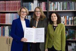 <p>v.l.n.r.: Prof. Katrin Böhning-Gaese, Prof. Edeltraud Günther, Dr. Sabine König</p> Foto: Klaus-Dieter Sonntag / UFZ