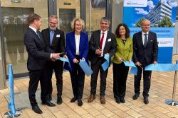 <p>MP Michael Kretschmer (Sachsen), Helmholtz-Präsident Dr. Martin Keller, Prof. Katrin Böhning-Gaese (GF UFZ), Staatssekretär Dr. Steffen Eichner (Sachsen-Anhalt), Dr. Sabine König (GF UFZ), BMFTR-Staatssekretär Dr. Rolf-Dieter Jungk (v.l.n.r.) beim obligatorischen Banddurchschneiden vor dem neuen Gebäude.</p> Foto: Dr. Reinart Feldmann / UFZ